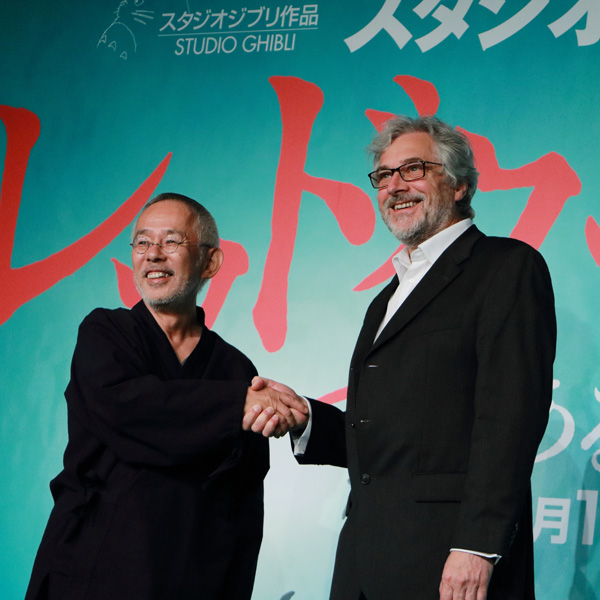 握手する鈴木敏夫プロデューサー（スラジオジブリ）、マイケル・デュドク・ドゥ・ヴィット監督