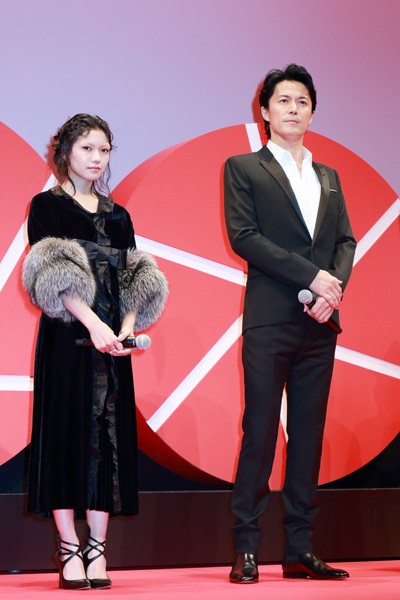 二階堂ふみ、福山雅治の全身写真、映画『SCOOP!』完成披露試写会