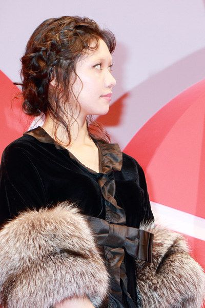 二階堂ふみ、秋の装いで登場！眉はブラウン