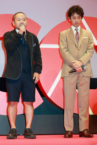 大根仁監督、滝藤賢一の全身写真、映画『SCOOP!』完成披露試写会