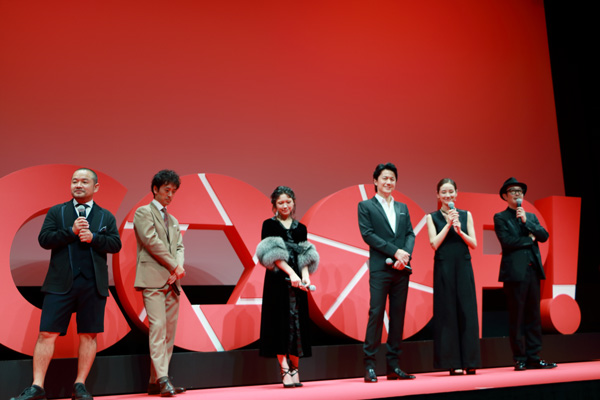 映画『SCOOP!』完成披露試写会舞台あいさつステージ全景