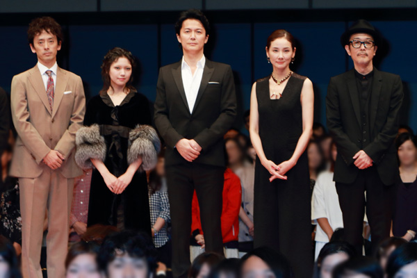 映画『SCOOP!』完成披露試写会舞台あいさつ、左から大根 仁監督、滝藤賢一、二階堂ふみ、福山雅治、吉田羊、リリー・フランキー