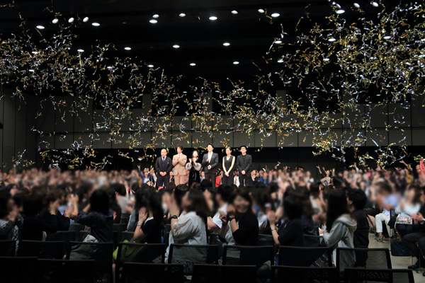 映画『SCOOP!』完成披露試写会舞台あいさつはキャノン砲で幕仕舞い