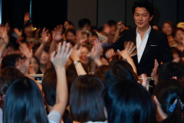 福山雅治にファン大熱狂で熱視線をおくる