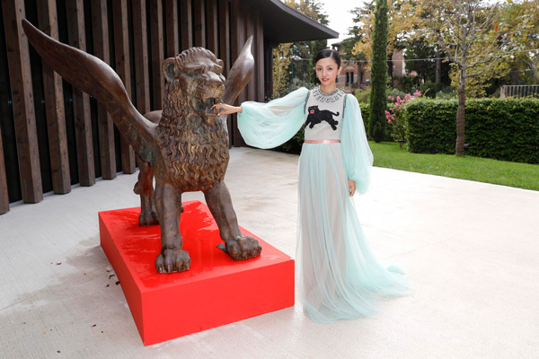 満島ひかり、ヴェネツィア国際映画祭の金獅子像とパチリ