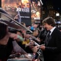 レスタースクエアでファンサービスするトム・クルーズ、映画『ジャック・リーチャー NEVER GO BACK』ロンドンプレミア
