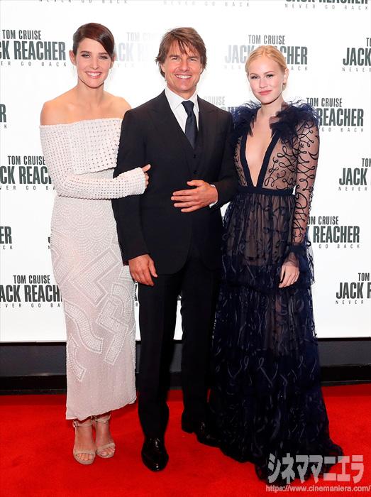 左からコビー・スマルダーズ、トム・クルーズ、ダニカ・ヤロシュ、映画『ジャック・リーチャー NEVER GO BACK』ロンドンプレミアにて
