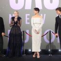 左からエドワード・ズウィック、ダニカ・ヤロシュ、コビー・スマルダーズ、トム・クルーズ、映画『ジャック・リーチャー NEVER GO BACK』ロンドンプレミア舞台あいさつにて