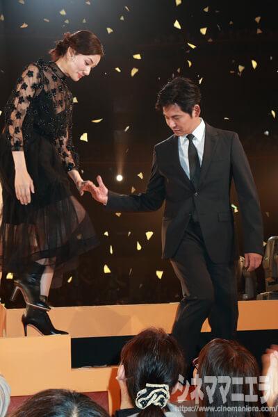 織田裕二、吉田羊をエスコート