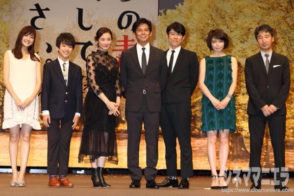 左から佐藤ありさ、込江海翔、吉田羊、織田裕二、原田泰造、森カンナ、三宅監督、映画『ボクの妻と結婚してください。』舞台あいさつフォトセッションにて