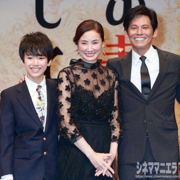 織田裕二、息子役の込江海翔、妻役の吉田羊と、映画『ボクの妻と結婚してください。』完成披露試写会にて