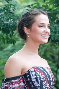 初来日のアリシア・ヴィキャンデル、日本庭園ににっこり