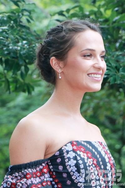 初来日のアリシア・ヴィキャンデル、日本庭園ににっこり