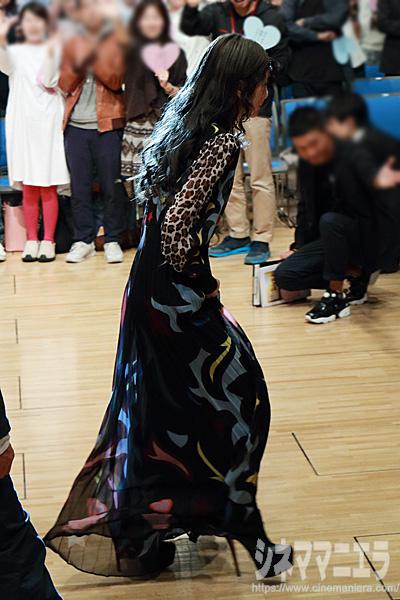 中島美嘉、極細ヒールとドレス丈がベストバランス