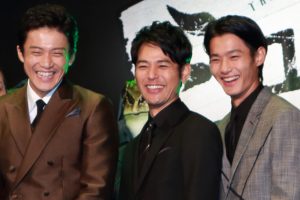 満面の笑み、左から小栗旬、妻夫木聡、野村周平、映画『ミュージアム』ジャパンプレミアにて