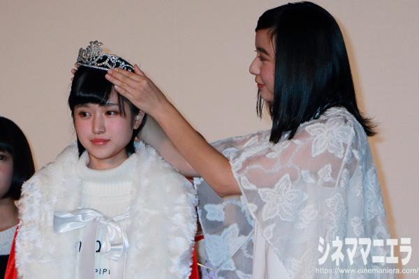 上白石萌歌からティアラをうける福本莉子