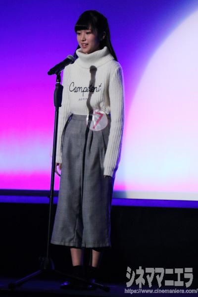 福本莉子の萌え袖（長袖の中に手を隠す仕草）がかわいいですね