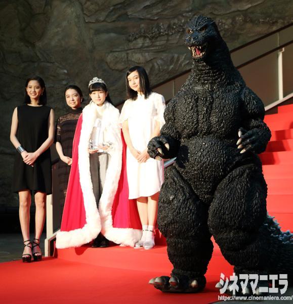 左から山崎紘菜、上白石萌音、福本莉子、上白石萌歌、ゴジラ