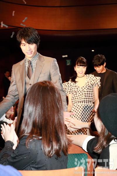 客席通路から入場する福士蒼汰、小松菜奈、東出昌大！映画『ぼくは明日、昨日のきみとデートする』完成披露にて