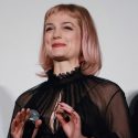 控えめに手を振って声援に応えるアリソン・スドル[ Alison Sudol ]が激カワ