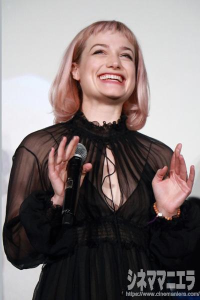 笑顔もかわいいアリソン・スドル[ Alison Sudol ]