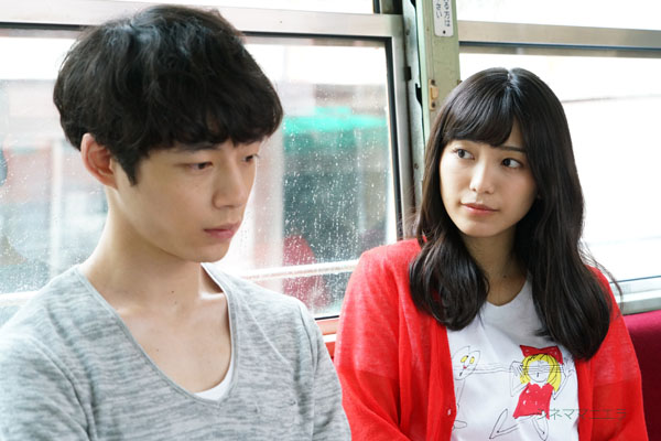 miwaが坂口健太郎を見つめるシーン、映画『君と１００回目の恋』より