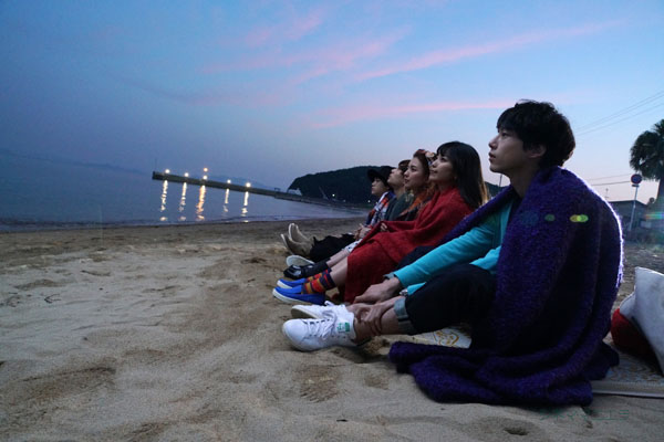 miwa×坂口健太郎が海を見つめるシーン、映画『君と１００回目の恋』より