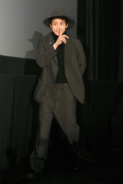 下手からカエル男、上手からは小栗旬が！映画『ミュージアム』第２９回東京国際映画祭特別招待作品舞台あいさつにて