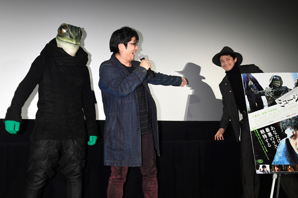大友監督に対する、小栗旬のサプライズが成功！映画『ミュージアム』第２９回東京国際映画祭特別招待作品舞台あいさつにて