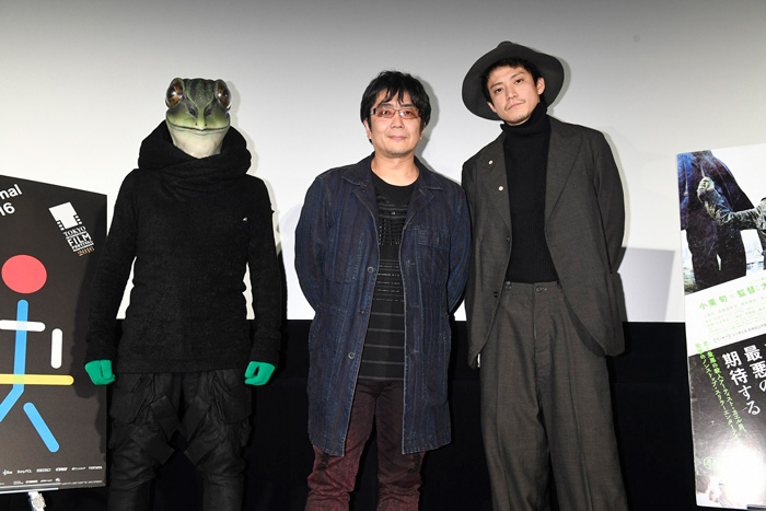 左からカエル男、大友監督、小栗旬、映画『ミュージアム』第２９回東京国際映画祭特別招待作品舞台あいさつにて