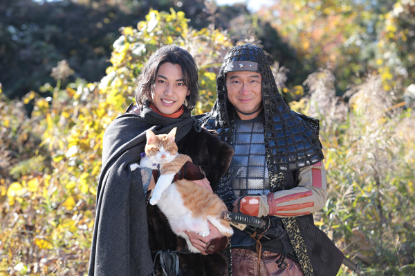 左から大野、猫の金時、船越、映画『猫忍』（渡辺武監督）より