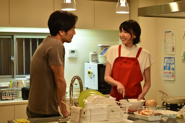 津崎の後輩・風見涼太 (大谷亮平)がみくり（新垣結衣）に接近?!ドラマ「逃げ恥」第２話「秘密の契約結婚！波乱の両家顔合わせ」より