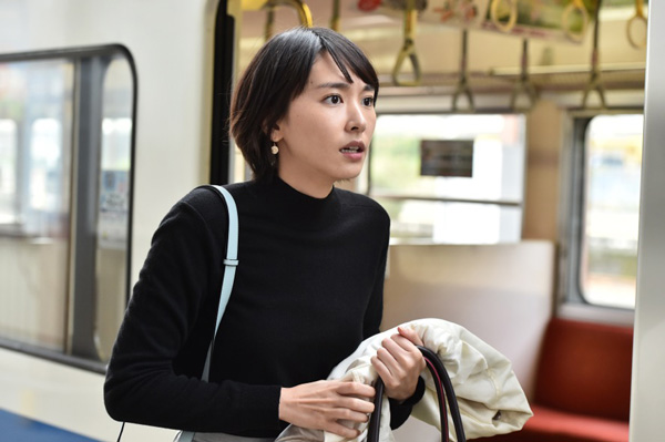 星野源扮する平匡から突然キスを受けたみくり＝ガッキーが駅のホームで・・・、ドラマ「逃げ恥」第７話より