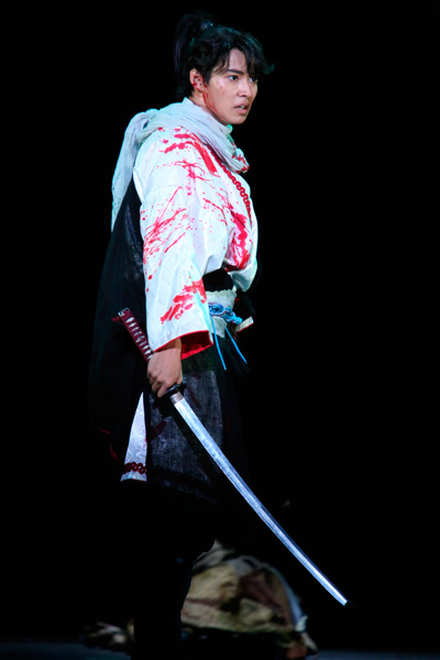 犬塚信乃役を演じた山﨑賢人、舞台「里見八犬伝」より殺陣シーン