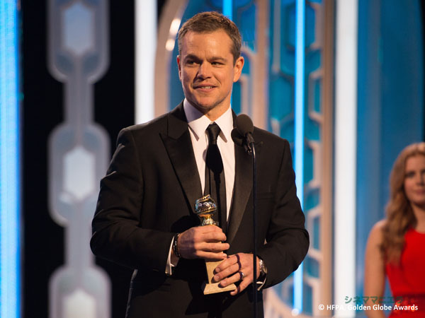 主演男優賞を受賞したマット・デイモン、第73回ゴールデングローブ賞授賞式にて