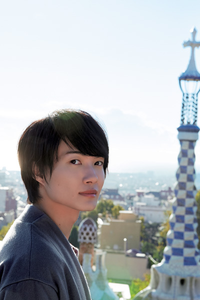 スペイン・バルセロナのグエル公園にて、神木隆之介の写真集「Sincérité（サンセリテ）」より