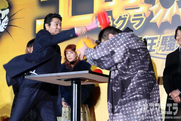 堤真一vs.古田新太の「叩いてかぶってジャンケンポン！」初戦は堤の圧勝