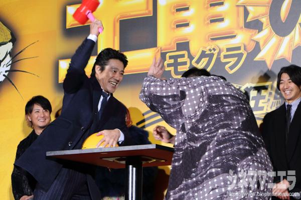 これは反則！堤真一vs.古田新太の「叩いてかぶってジャンケンポン！」より