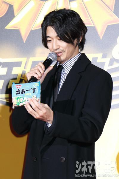 香港らしいモノ＝香港の出前一丁をゲットした瑛太