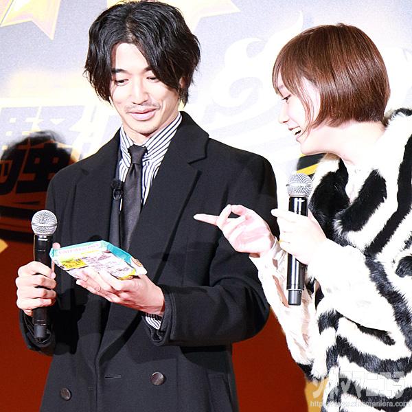 香港で販売されている出前一丁（ラーメン）を手にした瑛太、本田翼