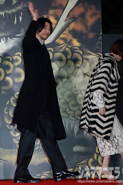 瑛太、ファンの声援に手を振る！映画『土竜の唄 香港狂騒曲』バトルプレミアイベントにて