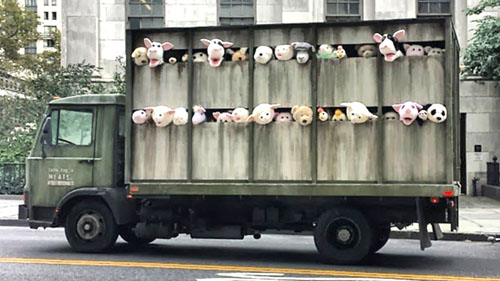BANKSY（バンクシー）の明確な主張がみてとれるアニマルカー。時折、精肉店の店先に停車したとか。