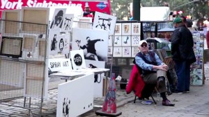 BANKSY（バンクシー）は人を雇って路上販売。翌日に公式サイトで売上額を報告した。