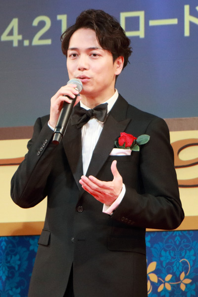 山崎育三郎、ベルと心を通わせ優しさを取り戻していく野獣役を繊細に演じている。