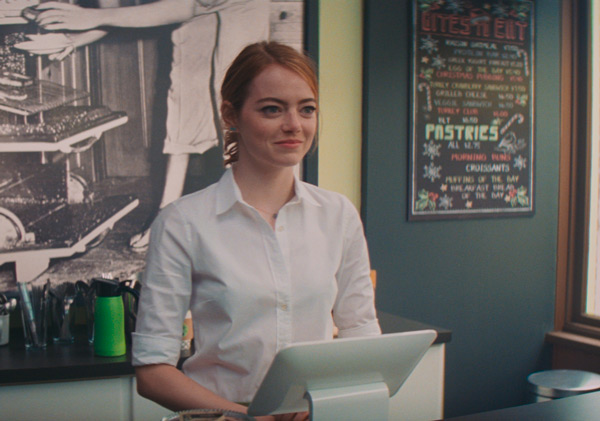 エマ・ストーンの衣装バリスタブラウスは、1940年代のイングリッド･バーグマンの美しいショットを参考にしている