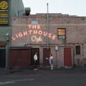 店名The Light House Caféの書かれた外壁はハモサ・ビーチに実在するジャズバーで撮影