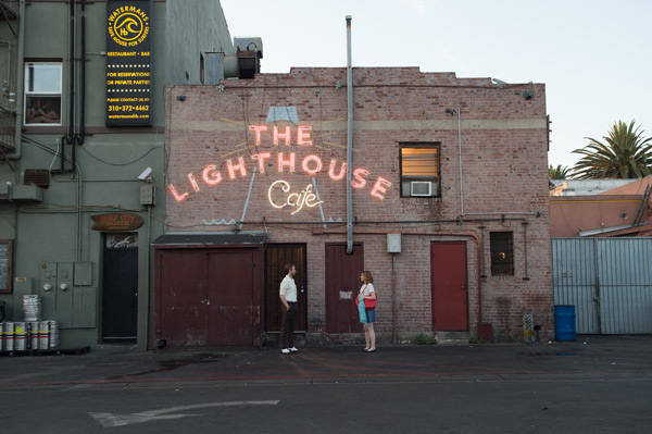 店名The Light House Caféの書かれた外壁はハモサ・ビーチに実在するジャズバーで撮影
