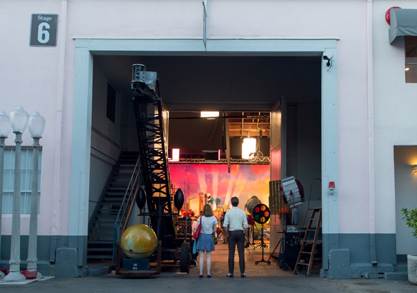 ミア（エマ・ストーン）がバリスタとして働く映画スタジオ内のカフェの表は、実際にワーナー・ブラザースで撮影された