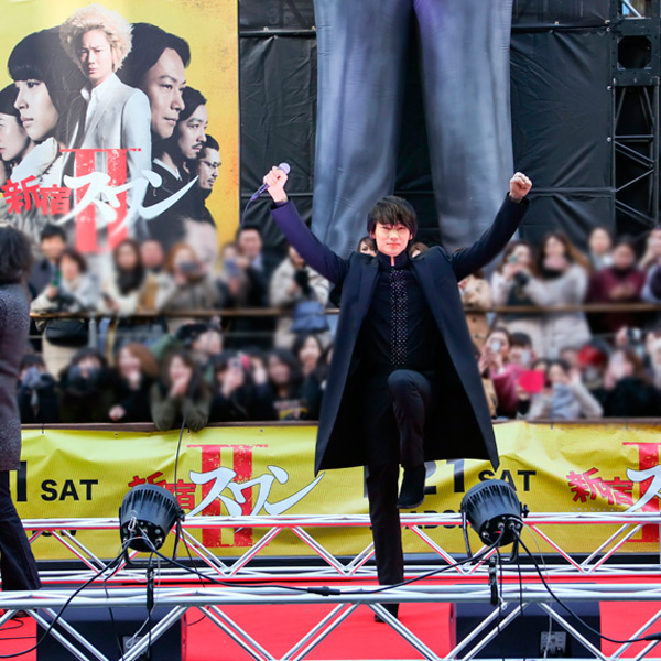 綾野剛、大阪道頓堀でグリコポーズ