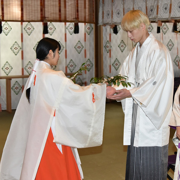 坂口健太郎、映画『君と１００回目の恋』大ヒット祈願イベント@東京大神宮にて